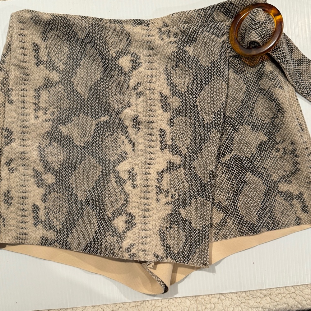 Zara - Skort
Size:: tags missing- 29"waist (Zara size chart in description)